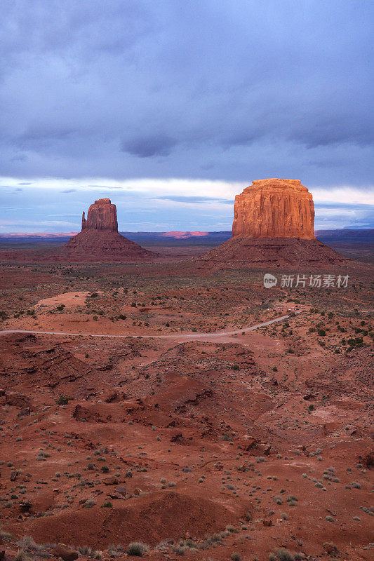 日落时分的东Mitten & Merrick Butte，纪念碑谷